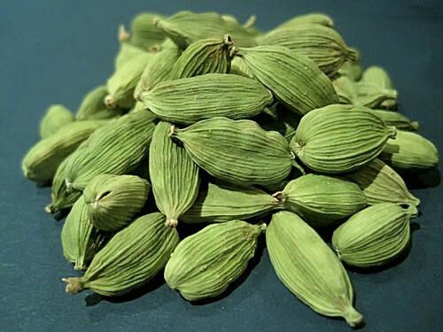 Raw Natural cardamom, for Cooking, Spices, Food Medicine, Packaging Type : Plastic Packet