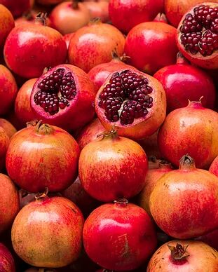 Organic fresh pomegranate, for Making Custards, Making Juice, Making Syrups., Packaging Size : 5-10kg