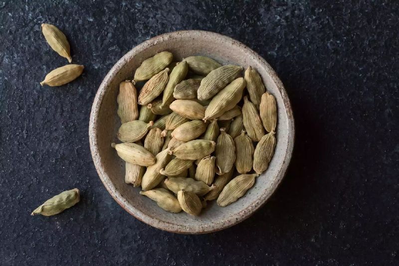 Natural Cardamom Pods, for Cooking, Spices, Grade Standard : Food Grade
