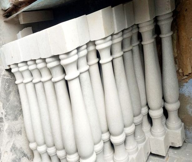 Polished White Glossy Marble Pillars, Feature : Attractive Pattern, Durable, Fine Finished, Rust Proof