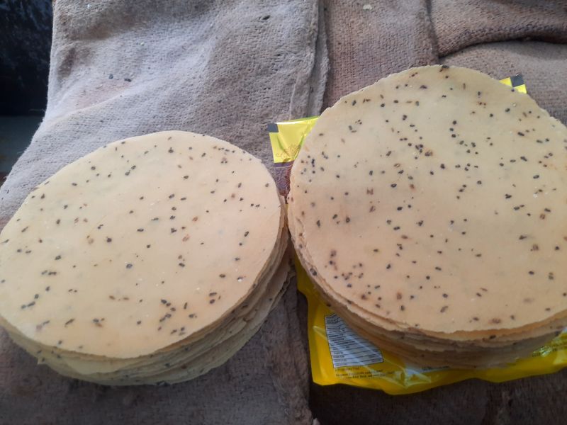 Black Gram Smooth Hand Rolled Plain Papad, Style : Bikaneri