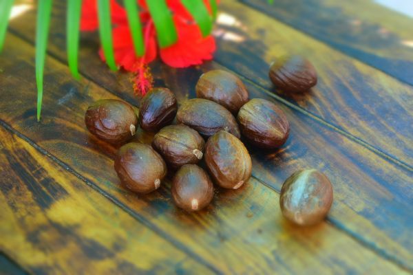Brown Raw Natural Nutmeg, for Cooking, Grade Standard : Food Grade