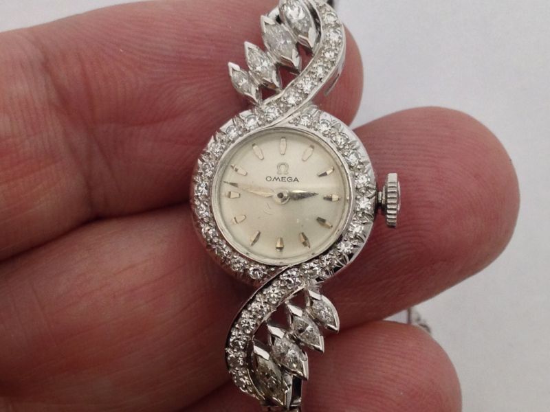 Ladies Omega Natural Diamond Watch, Dialer Material : Stainless Steel