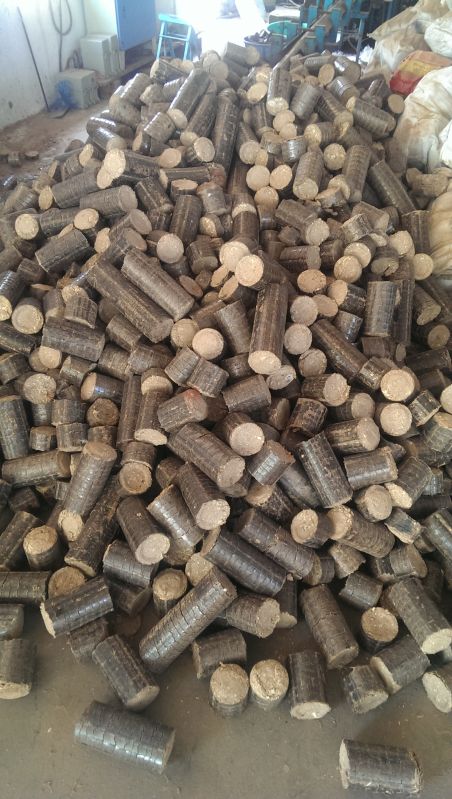 Natural Brown Cylindrical Industrial White Coal Briquettes, for High Heating, Steaming, Purity : 99%