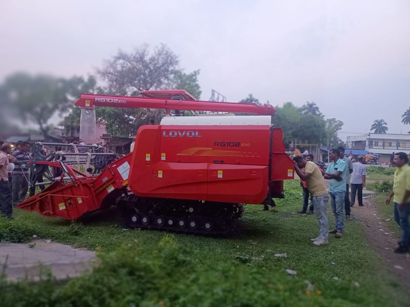 Red Fully Automatic Hydraulic 3000-4000kg Track combine harvester (Lovol-RG102EVO), Fuel Type : Diesel