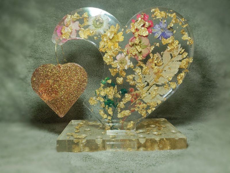 Resin Heart Shaped Photo Memory Stand, for Wedding Gallery, Home Purpose, Decoration, Gifting, Packaging Type : Carton Box