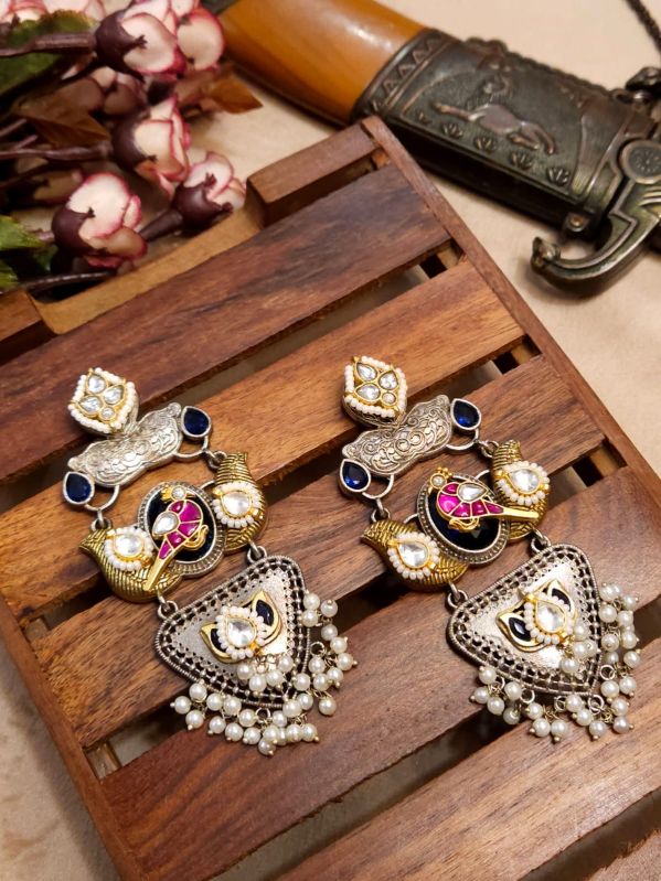 Polished kundan chand earrings