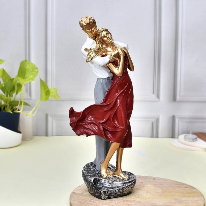 Valentine Romantic Love Couple Statue