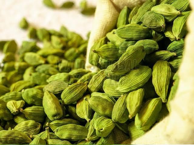 green cardamom pods
