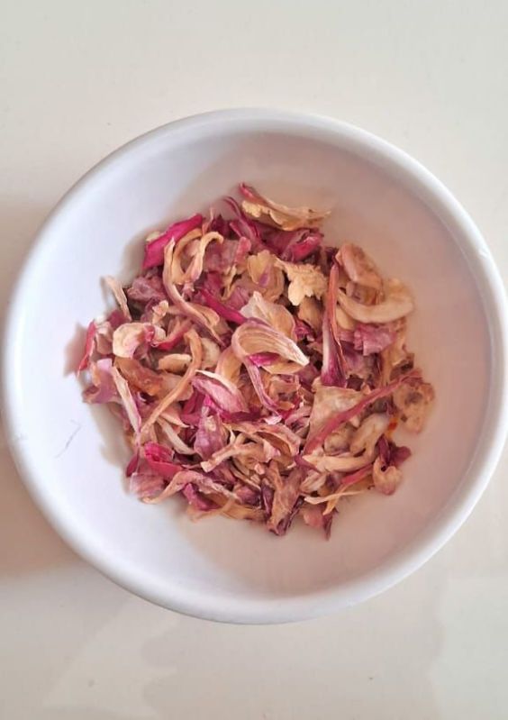 dehydrated red onion flakes