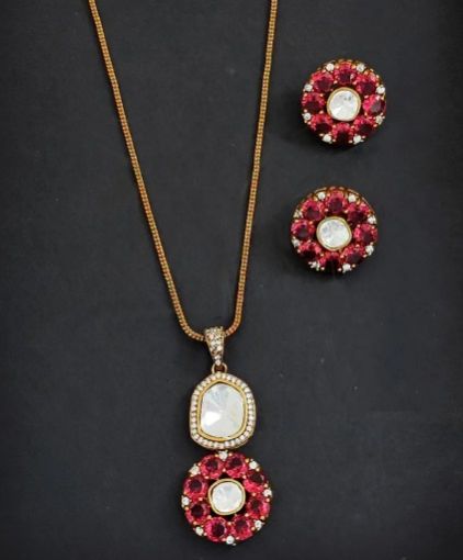 Women Crimson Kundan Pendant Set