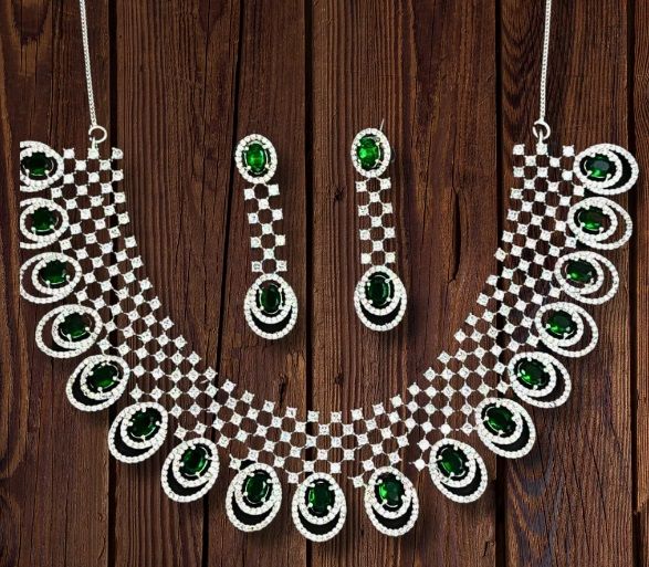 Women Emerald Radiance Victorian Necklace Set