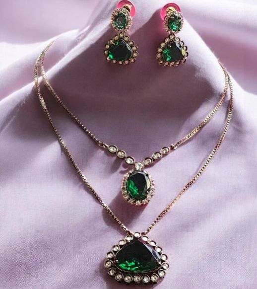 Women MG Emerald Majesty Layer Pendant Set