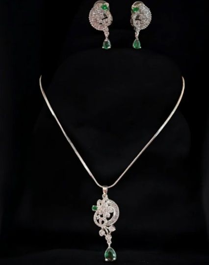 Women MG Emerald Sparkle Pendant Set