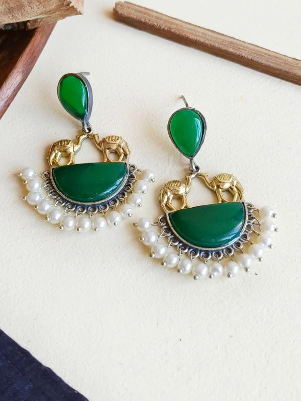 Two Tone Monalisa &AMP;AMP; Pearl Camel Women Dangler Earrings