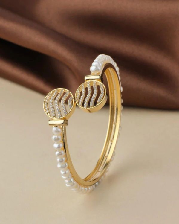 Women Beautiful and Classy Pearl Bangle