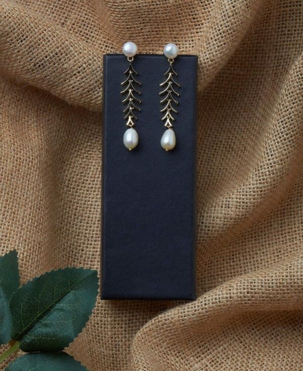 Women Elegant Hanging Drop Pearl Earring