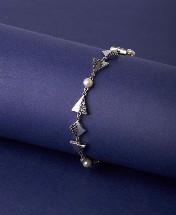 Women Fashionable Stone Studded Real Pearl Bracelet