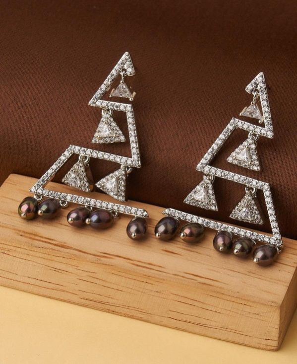 Women Graceful Pearl Hanging Earring