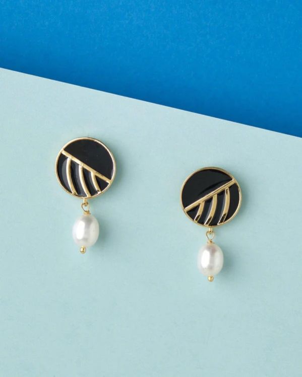 Women Timeless Beauty Drop Pearl Earring