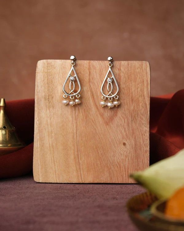 Women Trendy Pearl Earring