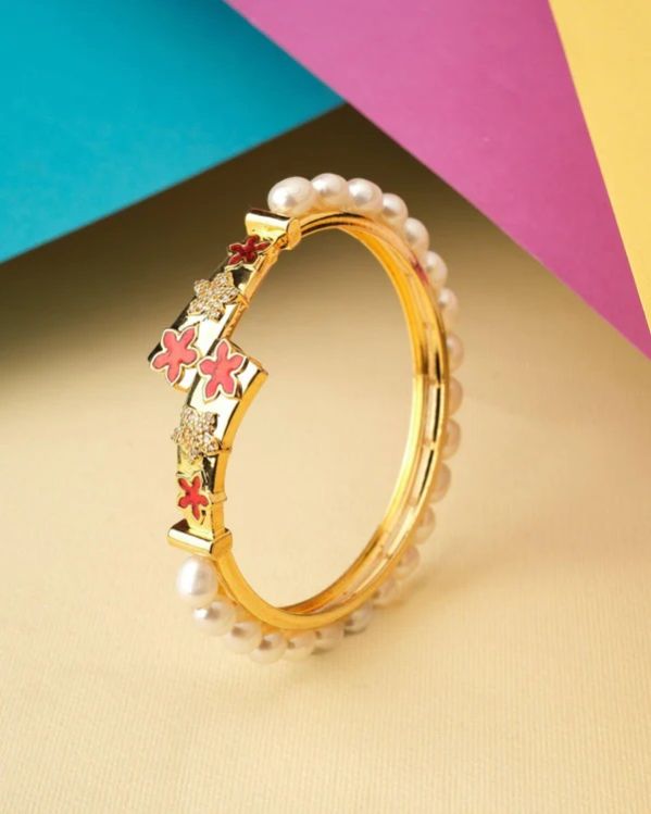 Women Twinkling Stars Pearl Bangle