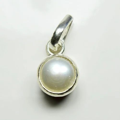 Polished Ladies Designer Pearl White Pendant
