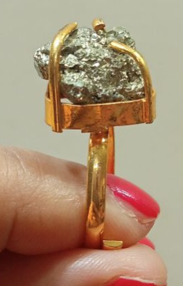 Polished Pyrite Stone Finger Ring, Color : Metallic Gold