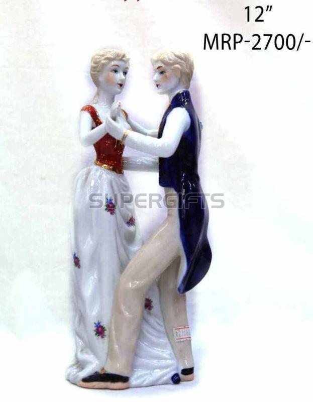 Resin Standing Romantic Couple Statue