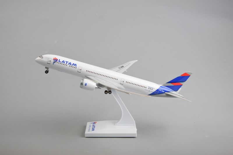 30cm B787 Latam With Light With Wheels Metal Aircraft Plane Model Gift