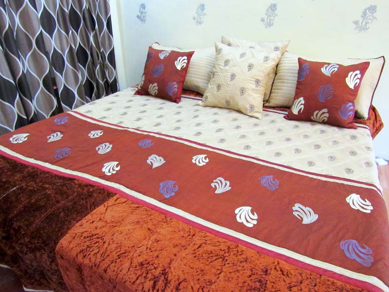 Velvet Bed Cover Set, Pattern : Fine quilting, Latherite Embroidery