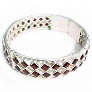 CUT-B-002 Silver Gemstone Bangle, Feature : Unique Color, Smooth Texture