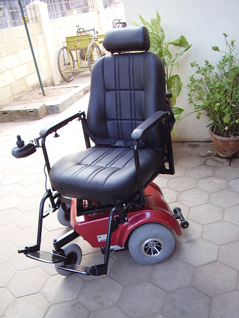 Deluxe powered Wheelchair With Swiveling Seat