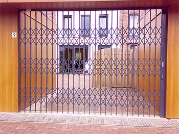 Rectangular Aluminum Polished collapsible gates, for College, Parking Area, School, Width : 2-4ft