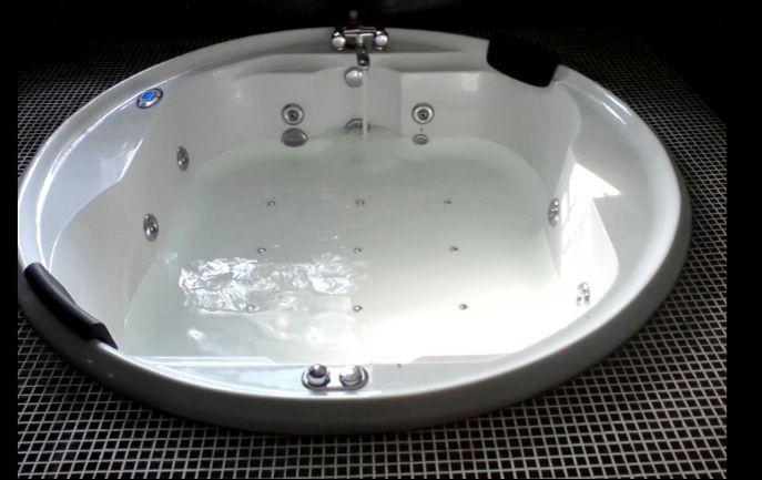 Round Bathtub