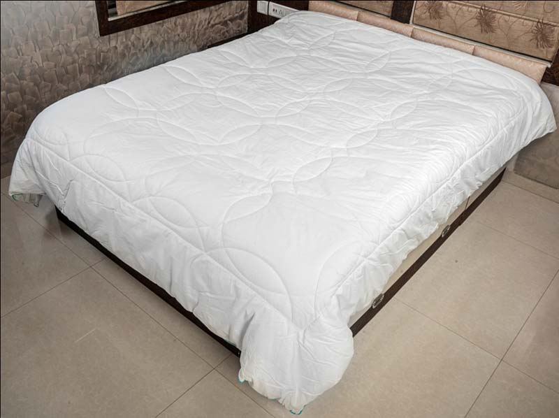 Furfeel modern comforter, for Bed Use, Size : 90 x 108 inches