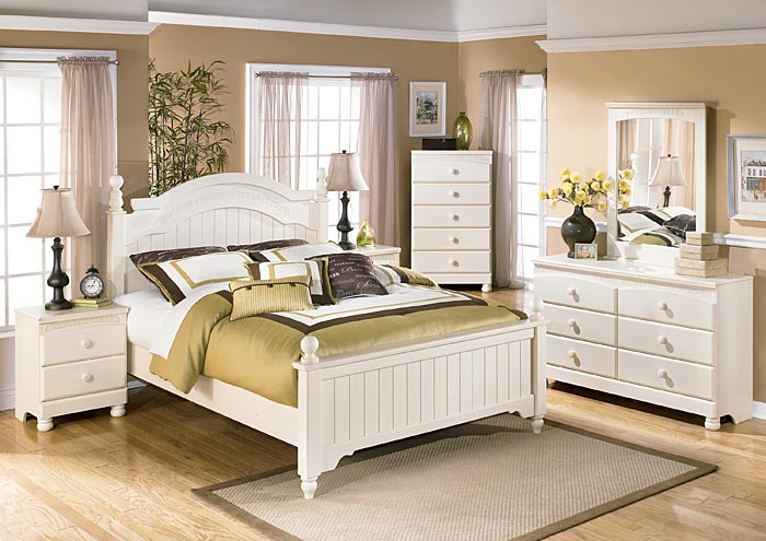 Cottage Retreat Queen Poster Bed