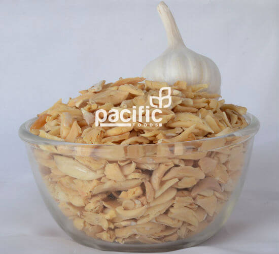 Common Dehydrated Garlic Flakes, for Cooking, Snacks, Style : Dried