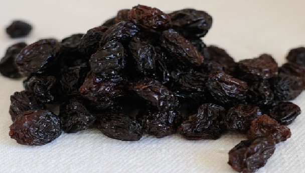dried black raisins