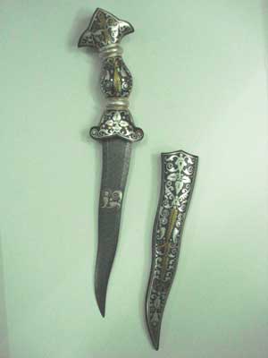 Metal Glass Ornamental Dagger, for Decoration, Personal Use, Grade : AISI