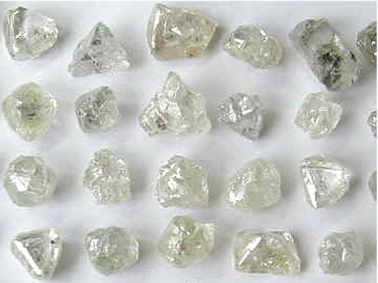 Дикость неограненные алмазы. Алмаз необработанный. Окатанные необработанные Алмазы. Алмаз природный необработанный. Необработанные синтетические Алмазы.