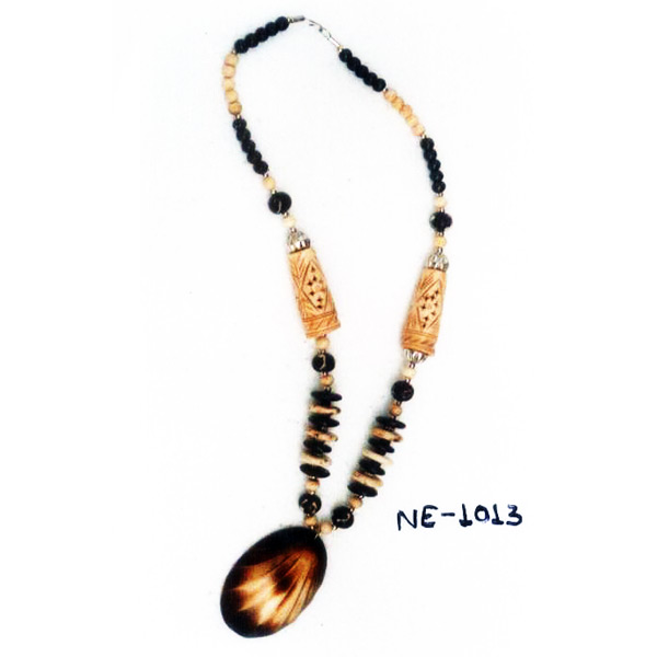 NE-1013 Bead Work horn pendant necklace