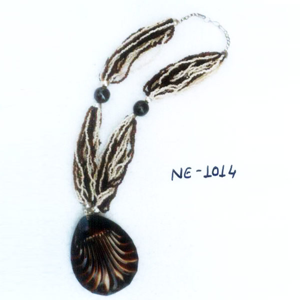 NE-1014 Glass Beads Work horn pendant necklace