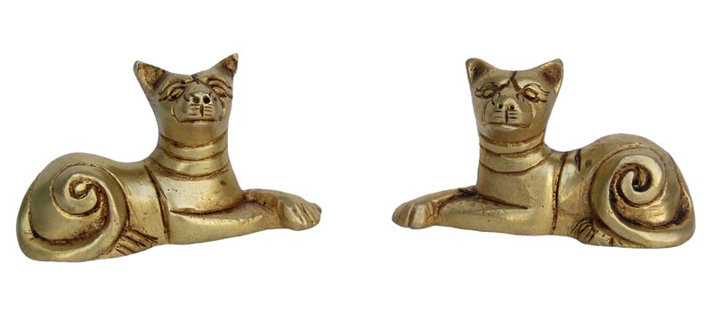 Cat Figurine for Decoration in metla brass finish with bronze finish