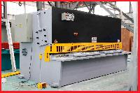 Sheet metal cutting machine