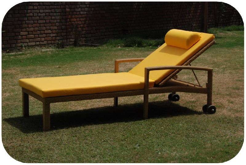 Outdoor Loungers For Gardens And Pool Side