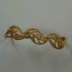 Diamond Studded Gold Bracelet 003