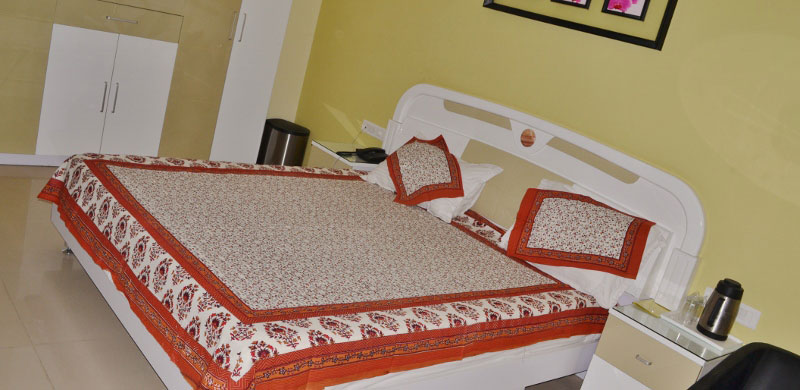 Yogesh Cotton Bed Sheet, Color : cream, red