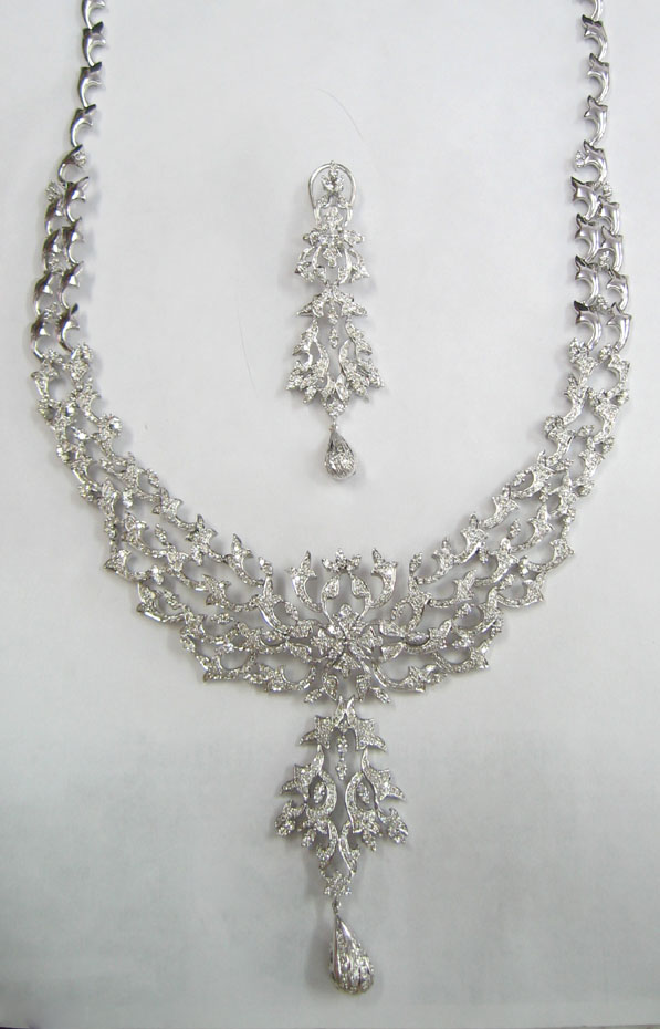 Lush Leaf -18k Diamond Necklace