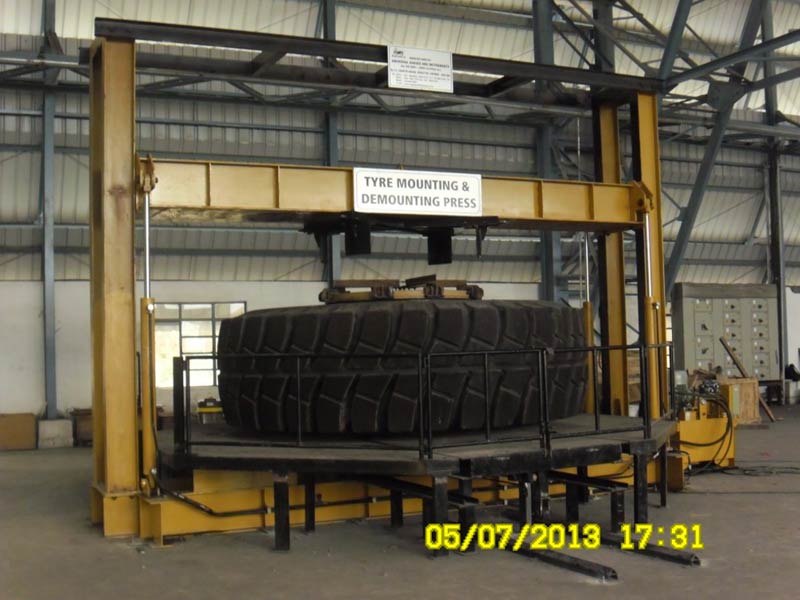 DYNAMIC Giant Hydraulic Tyre Press